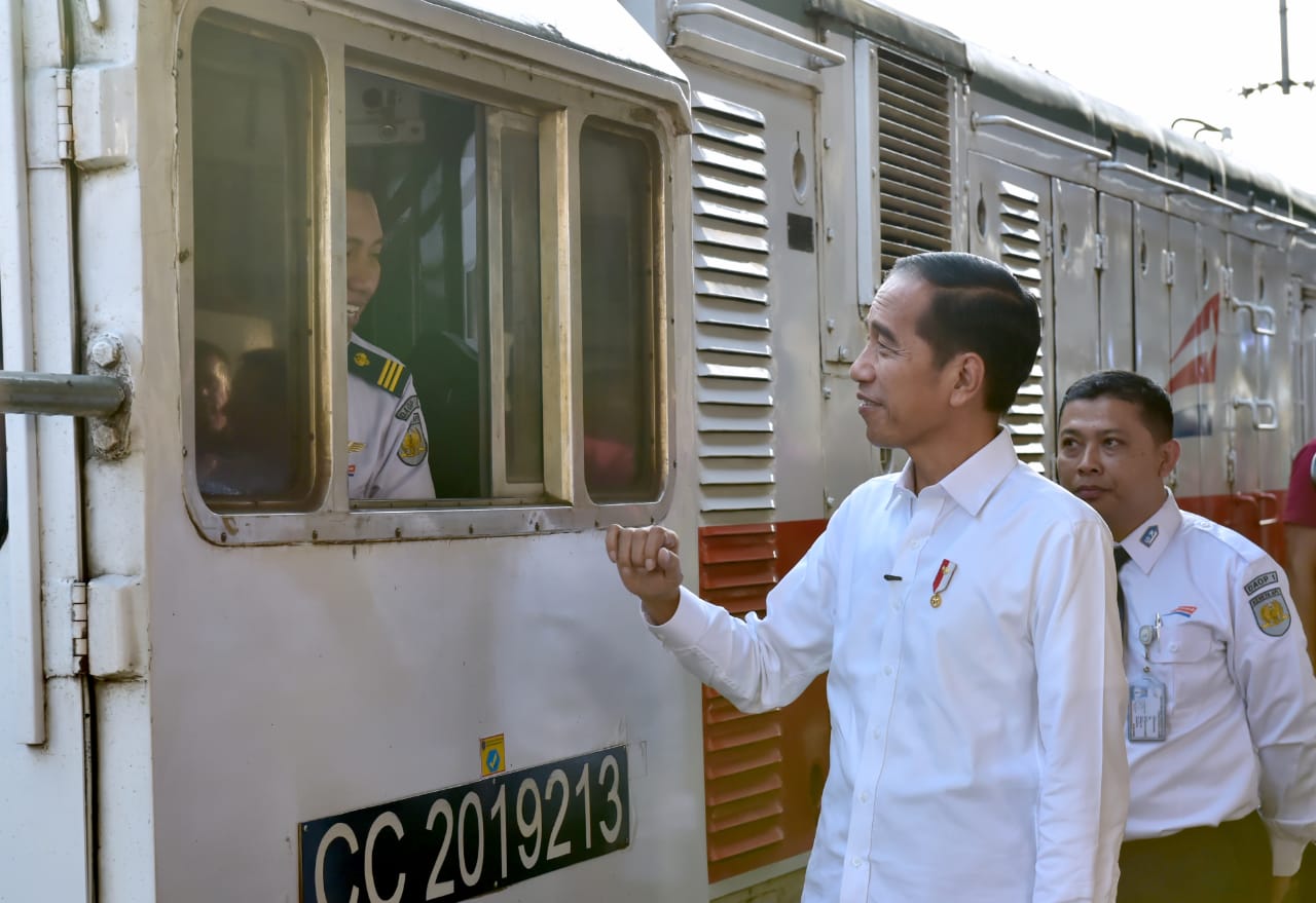 Presiden Jokowi Tinjau Arus Mudik Di Stasiun Pasar Senen