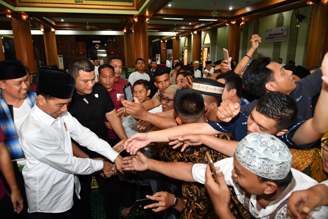 Presiden Jokowi Serahkan 204 Sertifikat Tanah Wakaf di Jawa Barat | Indopolitika.com