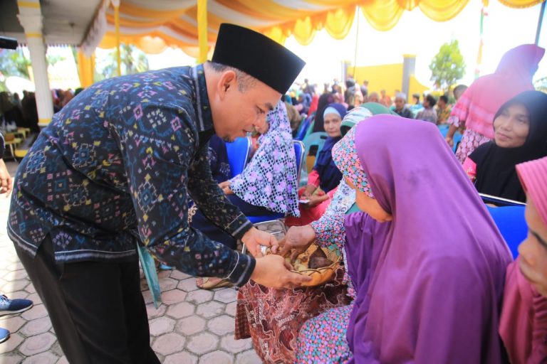 Potong Rantai Kemiskinan, Bupati Labuhanbatu Andi Suhaimi ...