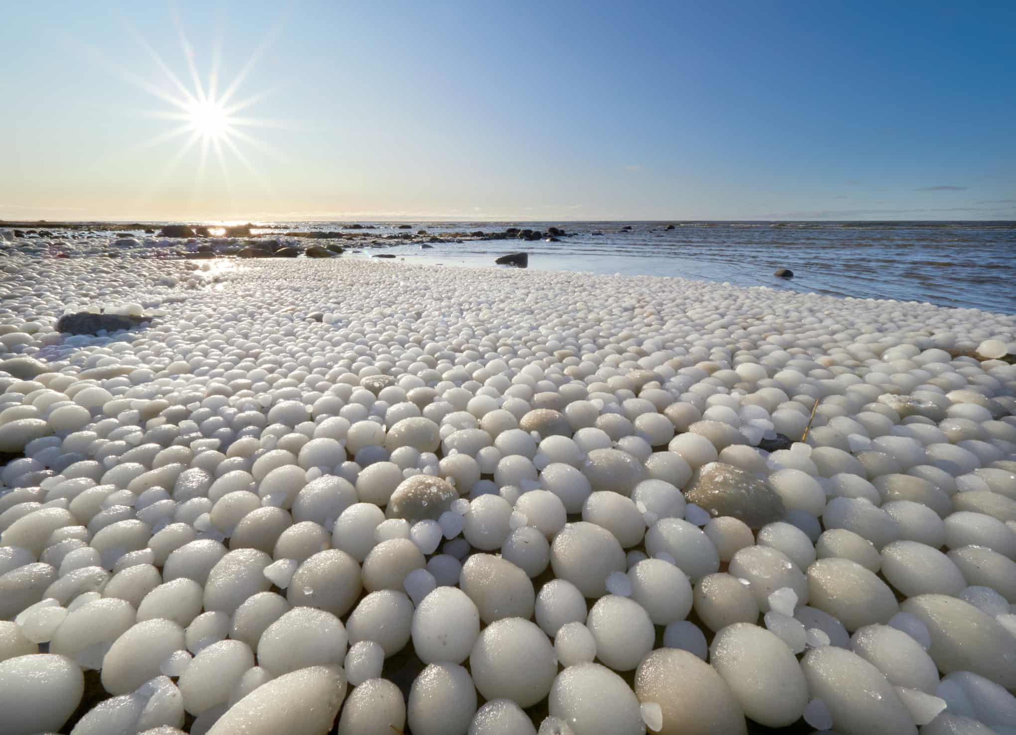 Ribuan Telur Es Berserakan Di Sepanjang Pantai Finlandia