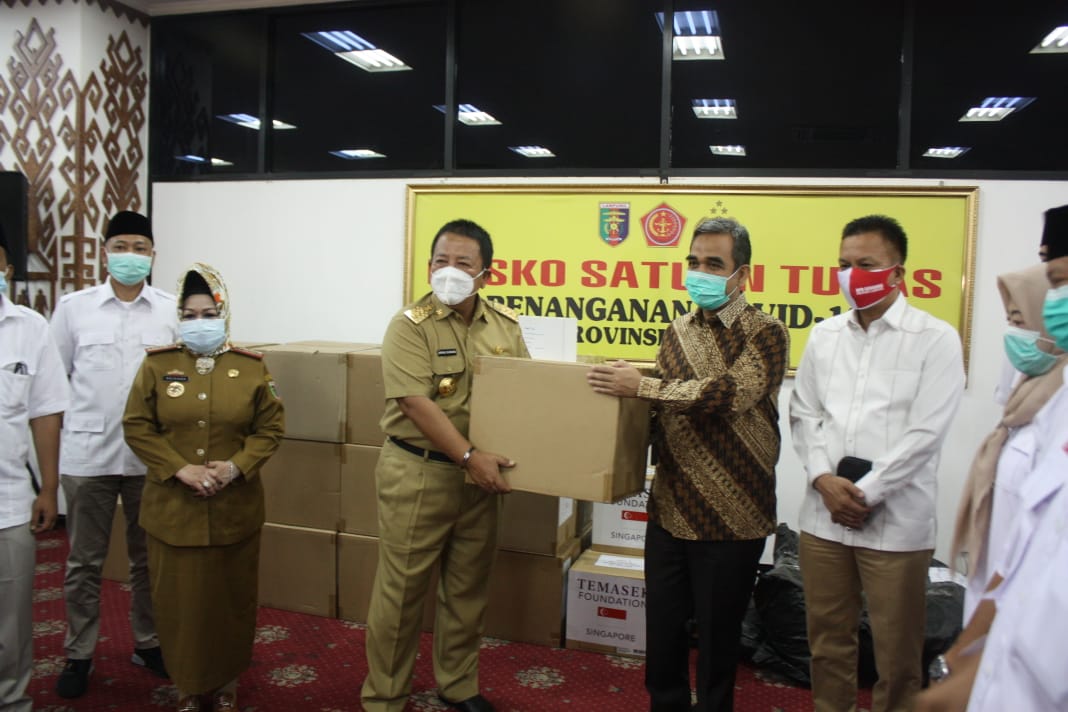 Sekjen Gerindra Serahkan 6 Ventilator dan 5.000 PCR untuk Provinsi Lampung 1