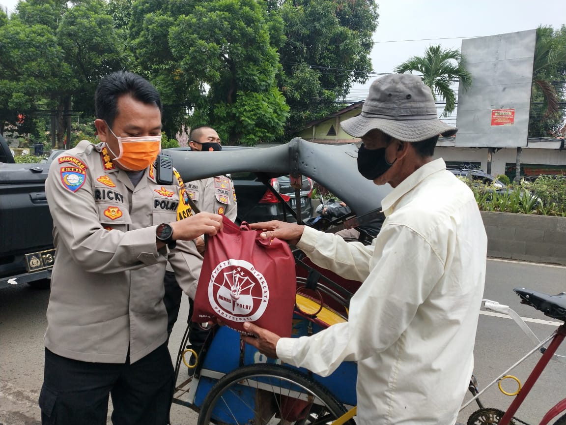 Tim Jumat Barokah Polda Banten Bagikan Sembako, Nasi Bungkus dan Masker ke Tukang Becak 16