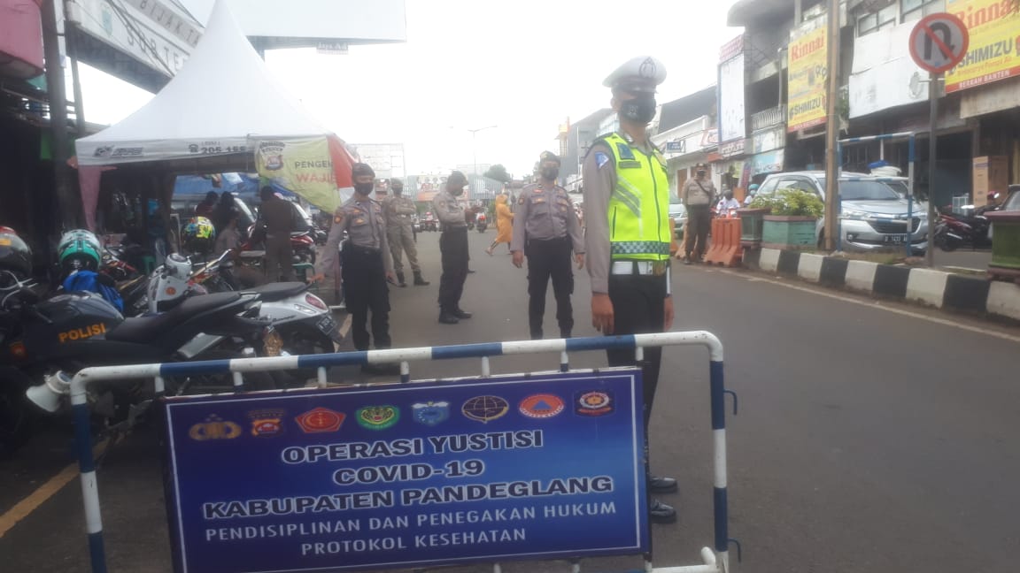 Disiplinkan Masyarakat Patuhi Prokes, Tim Gabungan Polda Banten Gelar Operasi Yustisi di Pasar dan Lokasi Wisata 1