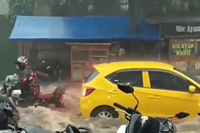 Bandung Diterjang Banjir, Jalanan Berubah Mirip Sungai Arus Deras 29
