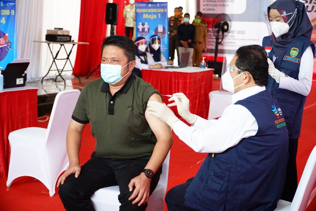 Gubernur Sumsel Herman Deru Menerima Suntikan Vaksin COVID-19 Dosis Kedua 1