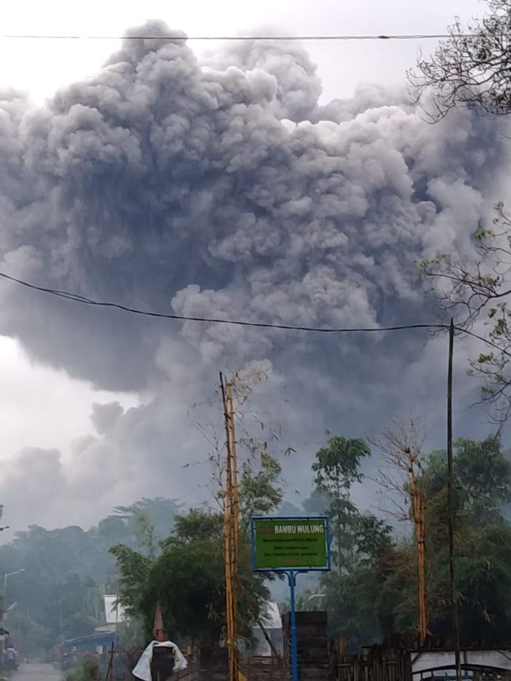 Gunung Semeru Luncurkan Awan Panas Sejauh 4,5 Kilometer, BNPB: Awas Bajir Lahar Dingin 1