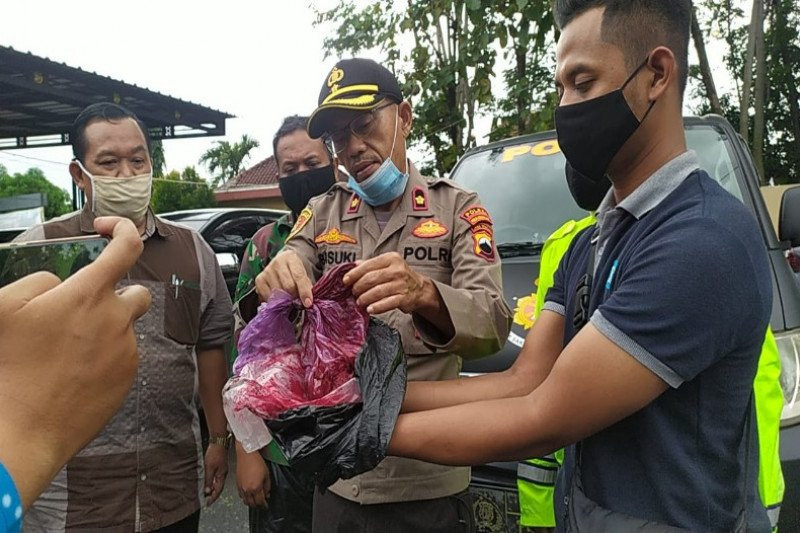 Polisi Temukan Bungkusan Obat Batik Penyebab Air Banjir Berwarna Merah di Pekalongan 1