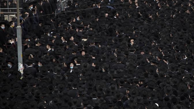 Ribuan Orang Berkumpul Abaikan Prokes Saat Melayat Rabi Yahudi yang Meninggal 22