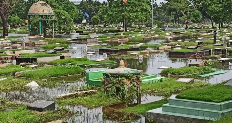 TPU Semper Jakarta Utara Terendam Banjir, Pengurus Makam: Setahun Sekali Lah Begini 1