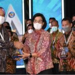Bupati Tangerang Ahmed Zaki Iskandar menerima plakat penghargaan dari Kementerian Keuangan/ist 