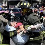 Petugas pemadam kebakaran ketika latihan evakuasi gempa bumi di Zocalo Square, Mexico City, Senin (19/9/2022). Gempa Meksiko M 7,6 mengguncang ibu kota saat hari peringatan dua gempa besar.(AFP/ALFREDO ESTRELLA)