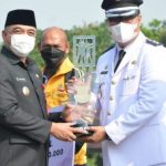 Bupati Tangerang menyerahkan piala kepada peraih juara lomba kelurahan terbaik/ist 