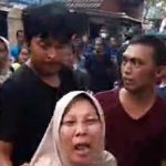 Warga berteriak protes kepada Satpol PP maupun aparat yang tidak membongkar markas ormas di Kota Bekasi/tangkapan layar