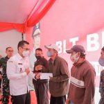 Wakil Wali Kota Tangsel Pilar Saga Ichsan bersama Pj Gubernur Banten Al Muktabar menyerahkan BLT BBM. Foto/IST