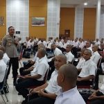 Kapolsek Mauk, AKP, Yono Taryono memberikan edukasi bahaya narkoba kepada calon taruna politeknik pelayaran Banten. Foto/Samsul
