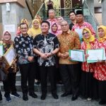 Gubernur Herman Deru bersama perwakilan sekolah peraih penghargaan Adiwiyata 2022/ist 