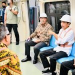 Presiden Jokowi didampingi sejumlah menteri meninjau dan melakukan uji coba proyek kereta lintas rel terpadu (LRT) Jabodebek, pada Senin, (26/12/2022)Foto/BPMISetpres