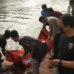 Polisi mengevakuasi mayat wanita bertato kupu-kupu ditemukan mengambang di Kali Cisadane/Humas Polres Tangerang