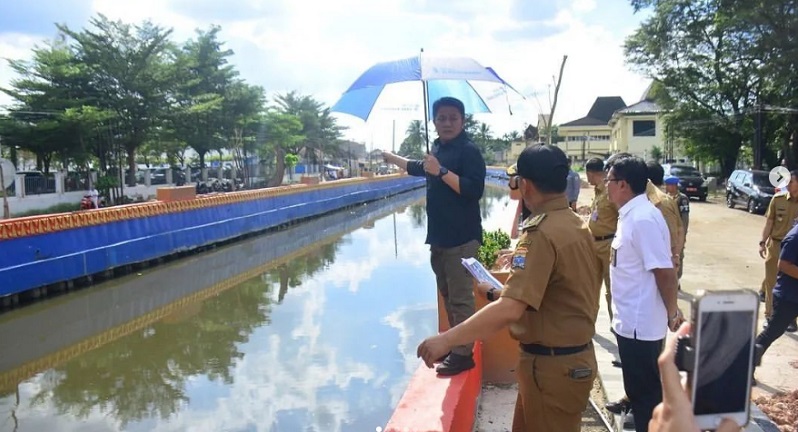 Gubernur Herman Deru cek Sungai Lambidaro Palembang
