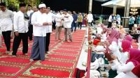 Gubernur Sumsel Herman Deru melaksanakan shalat taraweh bersama para Nakes