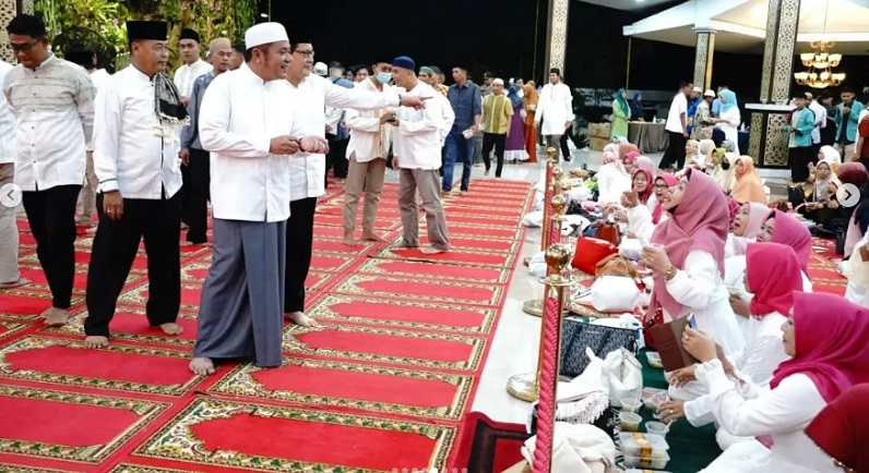 Gubernur Sumsel Herman Deru melaksanakan shalat taraweh bersama para Nakes