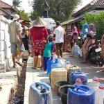 Warga Kampung Sura mengantri bantuan air bersih dari PMI Kabupaten Tangerang. Foto: indopolitika