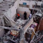Warga Palestina memeriksa kerusakan di lokasi serangan Israel terhadap rumah-rumah, di Khan Younis, di Jalur Gaza selatan, pada 29 Oktober 2023. Foto: 
 Reuters