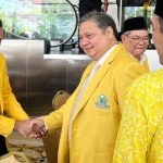 Ketua DPD Partai Golkar Sumut, Musa Rajekshah menyalami Ketua Umum Partai Golkar Airlangga Hartarto. 