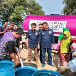 Pendistribusian air bersih kepada warga terdampak kekeringan di Kabupaten Tangerang. 
