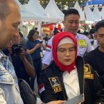 Sari Dwi Mulyawaty (jilbab merah) didoakan warga jadi anggota DPRD Batam. 