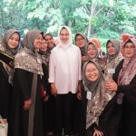 Mantan Wali Kota Tangerang Selatan Airin Rachmi Diany bersama sejumlah guru. 