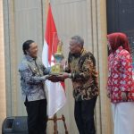 Wali Kota Tangsel Benyamin Davnie menerima penghargaan dari Pj Gubernur Banten Al Muktabar. 