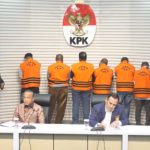 KPK menetapkan enam orang sebagai tersangka usai OTT di Kabupaten Sorong. Salah satunya Pj Bupati Sorong. Foto: tangkapan layar 