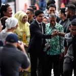 Mantan Menpora Malaysia yang juga anggota parlemen Muar Syed Saddiq Abdul Rahman didampingi oleh orang tuanya di Kompleks Pengadilan Kuala Lumpur pada 9 November. FOTO: BERNAMA
