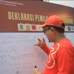KPU Kota Tangerang melakukan Kirab Pemilu bersamaan dengan kegiatan Kirab Santri yang digelar oleh Pemerintah Kota (Pemkot) Tangerang dalam rangka perayaan Hari Santri Nasional, Minggu (12/11/2023).
