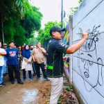 Wakil Wali Kota Tangsel Pilar Saga Ichsan mencoba seni mural. 