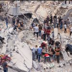 Warga sipil dan tim penyelamat mencari korban selamat di tengah puing-puing bangunan yang hancur setelah pemboman Israel di Khan Yunis di Jalur Gaza selatan pada 12 November 2023. Foto:  AFP